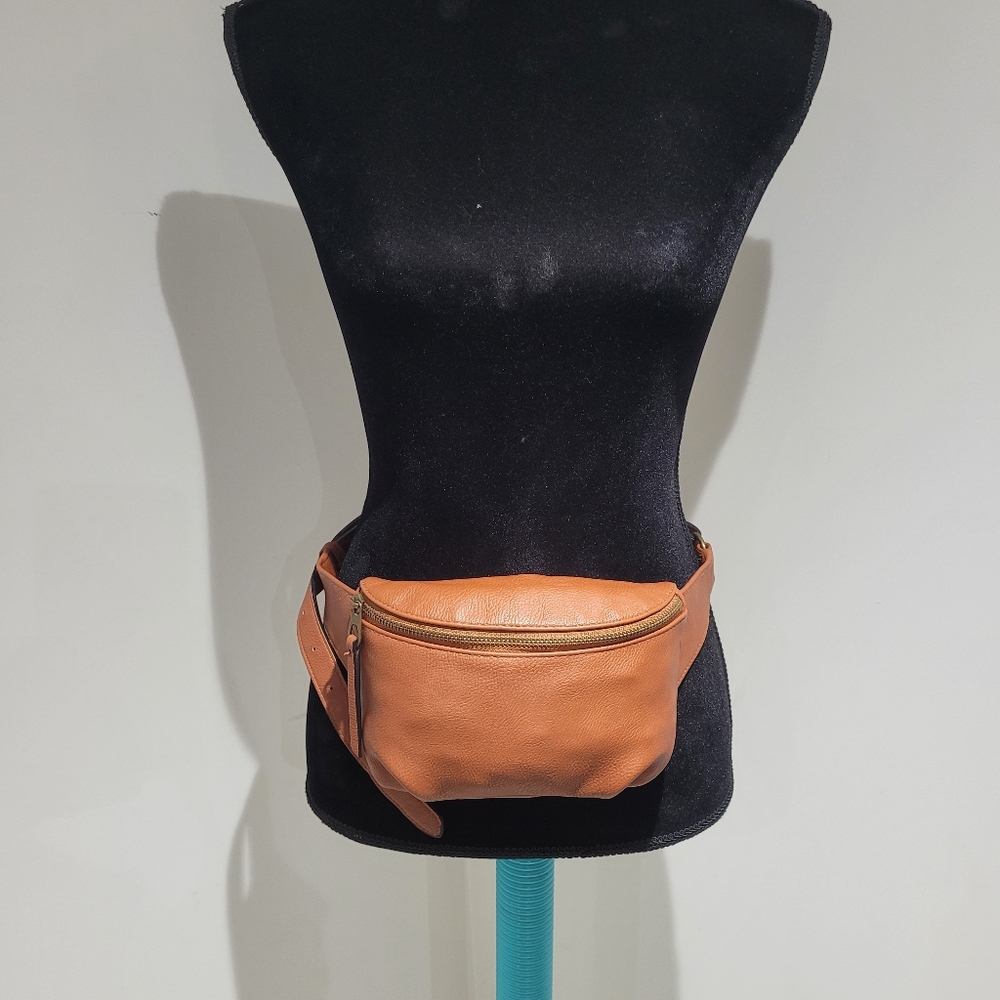 Universal Thread Women's Vegan Leather Zipper Closure Belt Bag Brown Minimalist
